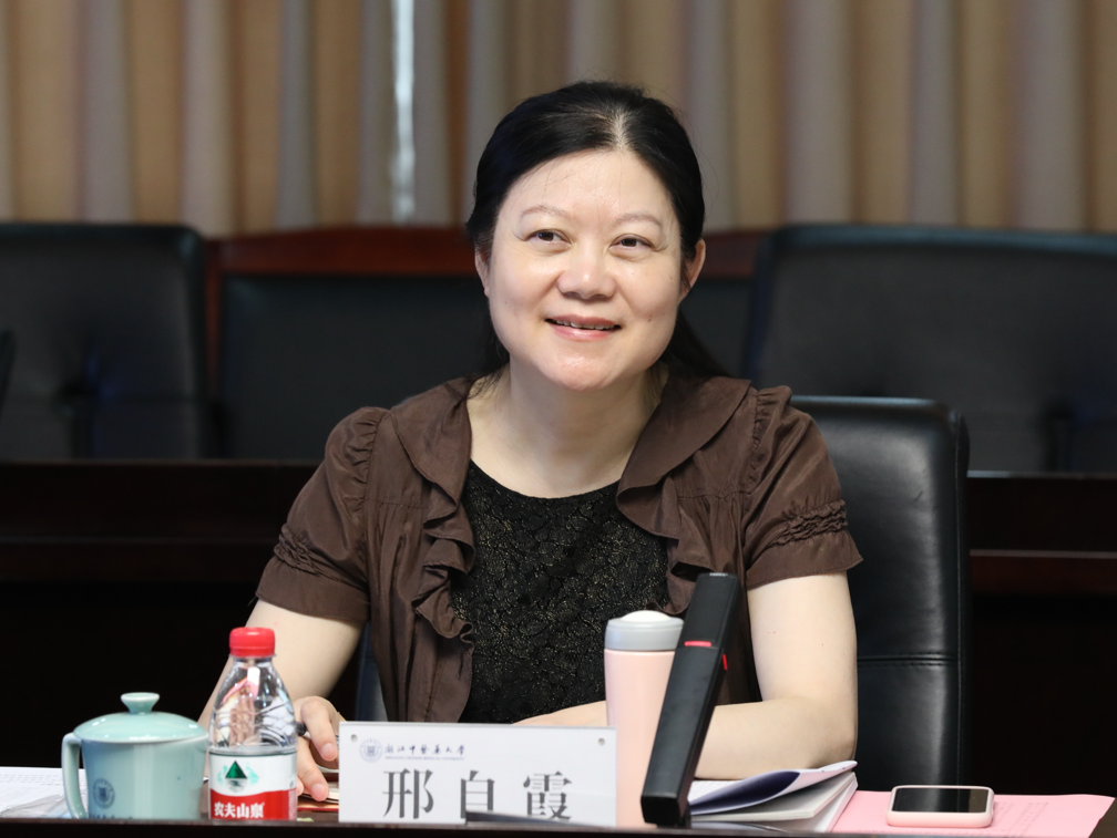 会后,邢自霞一行参观了中医药博物馆.
